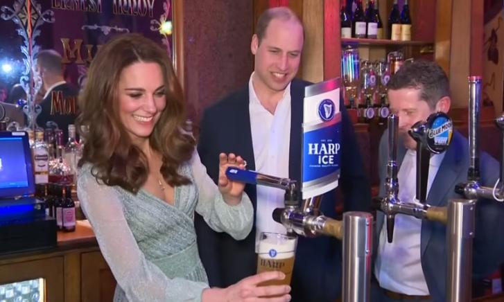 William en Kate tappen bier